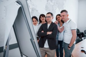 Команда отеля обсуждает результаты конкурентного анализа во время стратегической сессии